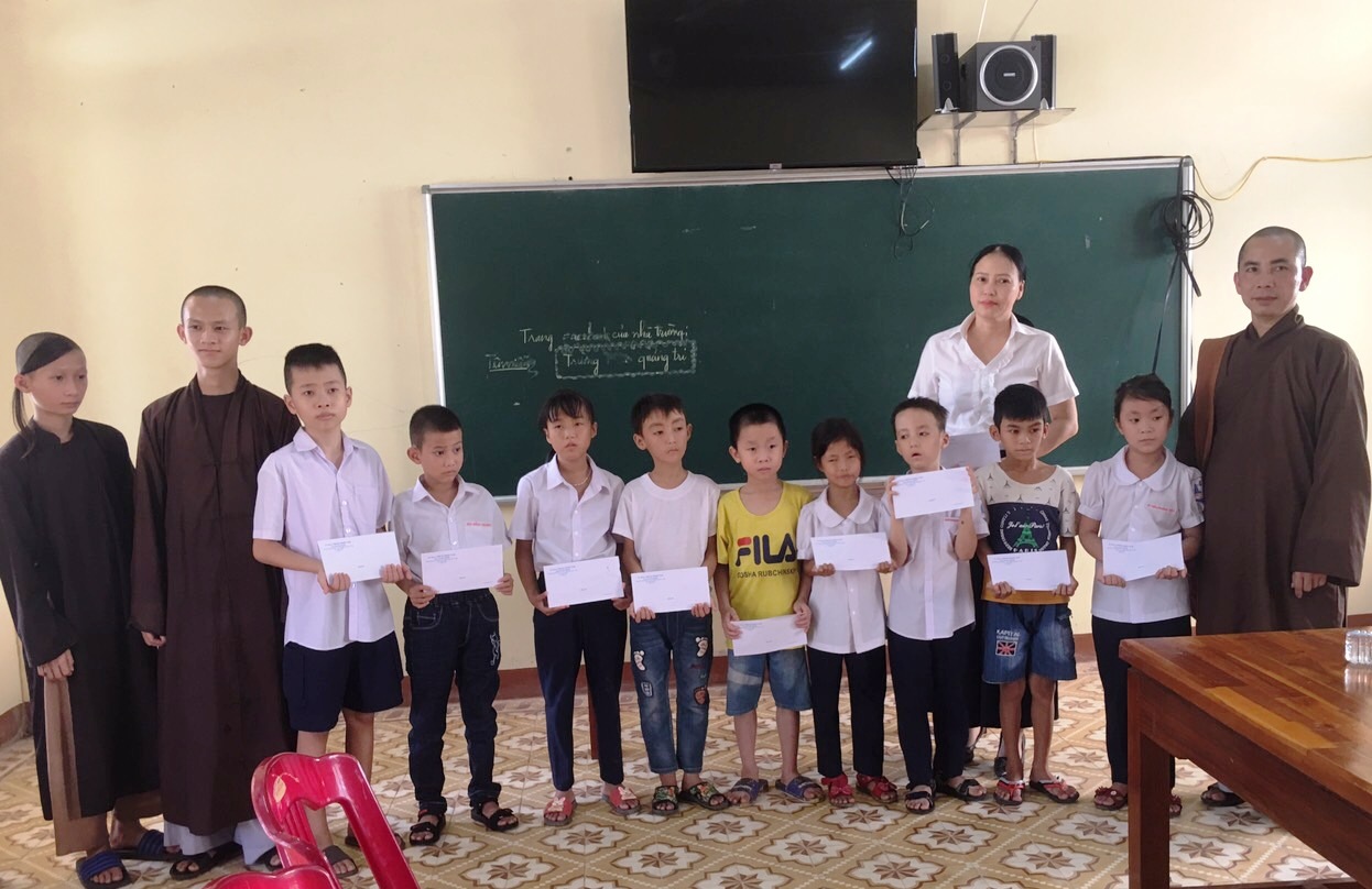 Trao tặng các suất học bổng cho học sinh Trường Khuyết tật tỉnh