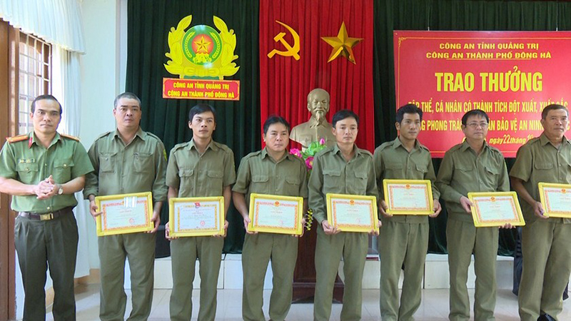 Trao thưởng cho các cá nhân có thành tích trong phong trào Toàn dân bảo vệ an ninh Tổ quốc