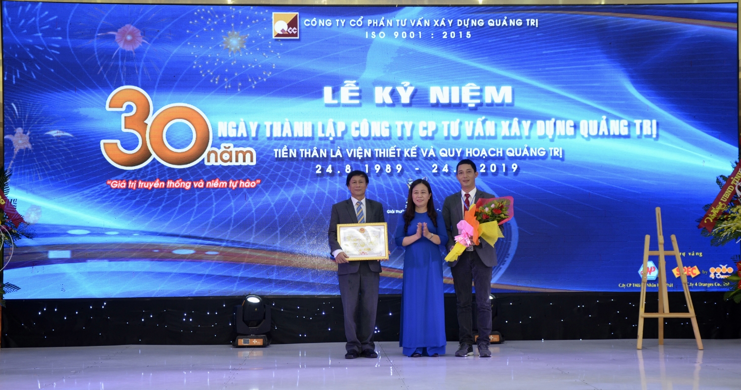 Trưởng Ban Dân vận Tỉnh ủy, Chủ tịch UBMTTQVN tỉnh Lê Thị Lan Hương trao tặng Bằng khen của Chủ tịch UBND tỉnh cho tập thể Công ty cổ phần Tư vấn Xây dựng Quảng Trị