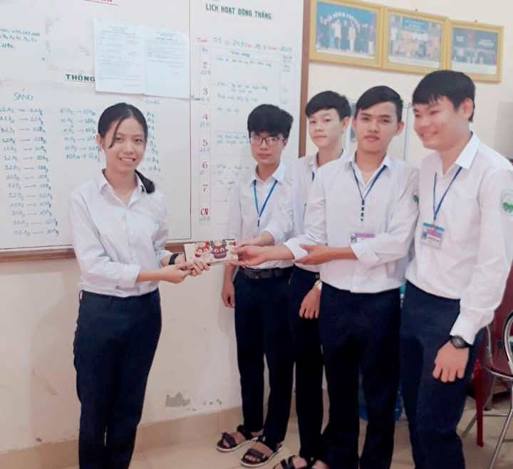 Các em học sinh lớp 12B3, Trường THPT Vĩnh Linh trao trả lại tài sản cho người đánh mất