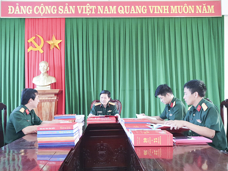 Các thành viên Ban giám khảo chấm bài thi