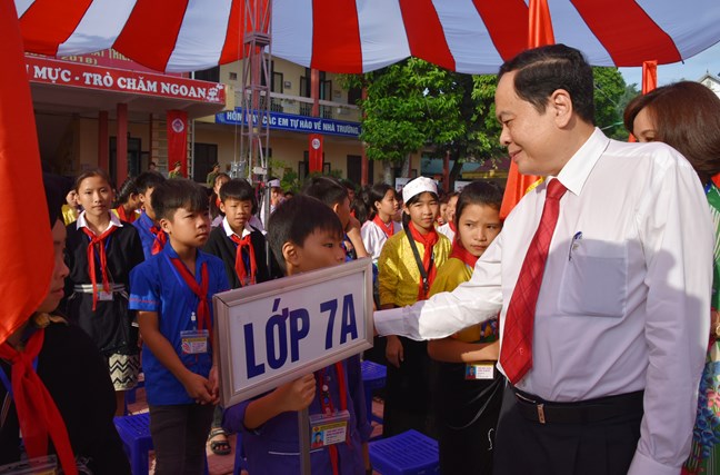 Chủ tịch Trần Thanh Mẫn cùng các em học sinh trong lễ khai giải năm học mới