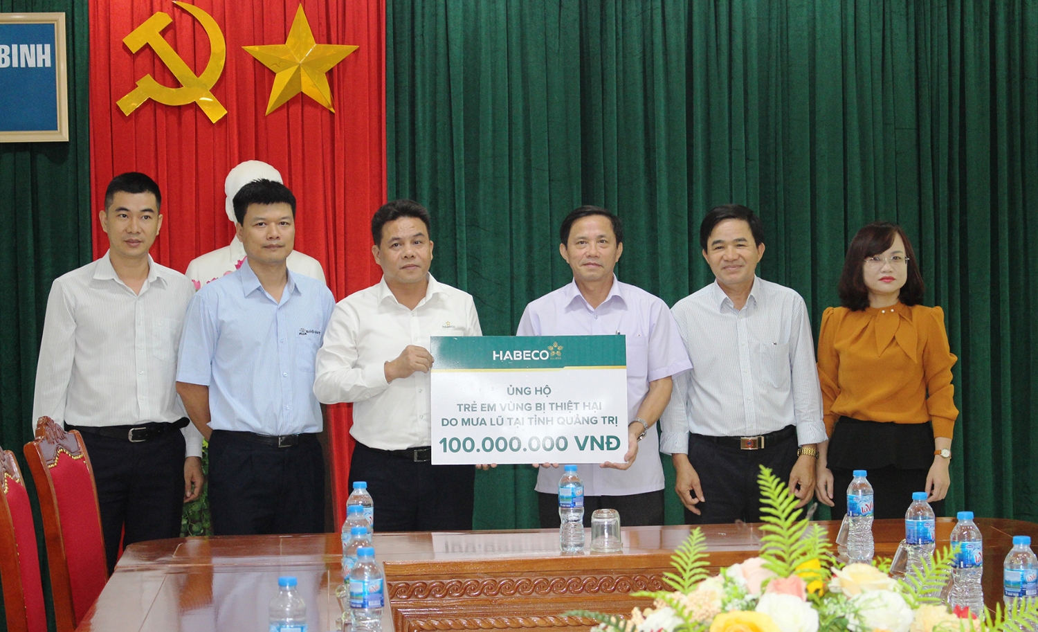 Đại diện Tổng công ty CP Bia  Rượu  Nước giải khát Hà Nội trao 100 triệu đồng hỗ trợ trẻ em vùng bị thiệt hại do thiên tai