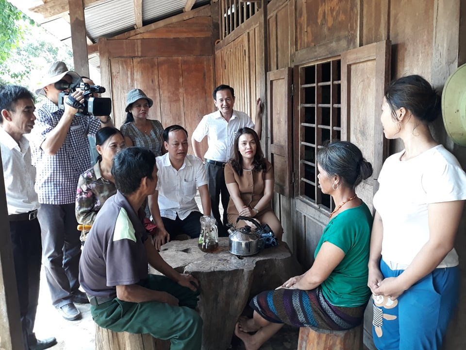 Đoàn công tác đến tìm hiểu biện pháp KHHGĐ tại hộ bà Hồ Thị Nhôm, thôn A La, xã A Ngo