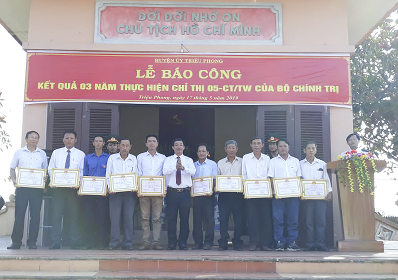 Huyện ủy Triệu Phong khen thưởng nhiều tập thể, cá nhân thực hiện xuất sắc Chỉ thị 05 của Bộ Chính trị tại Đền thờ Bác Hồ ở thôn Hà Xá  Ảnh  TL