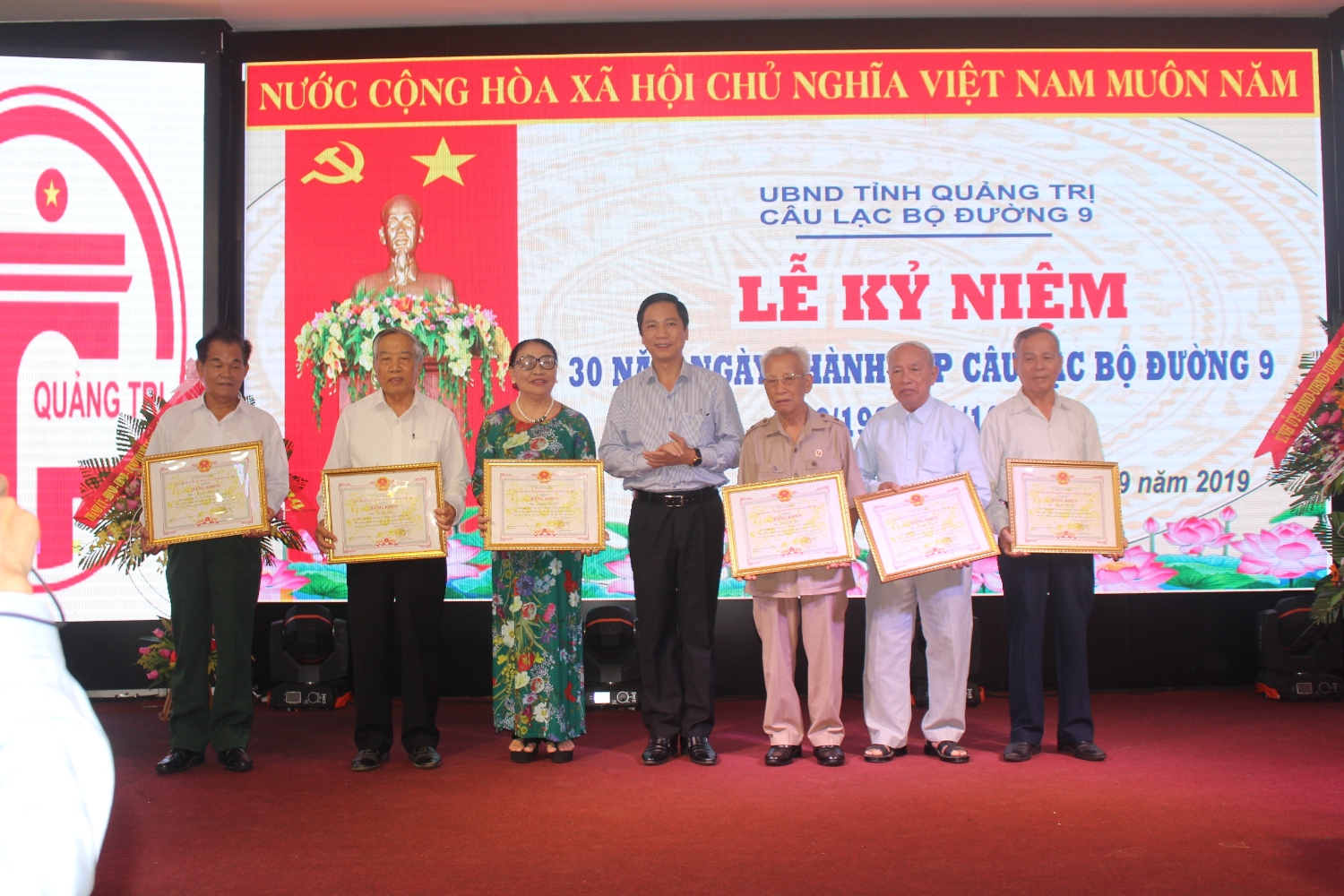 Phó Chủ tịch UBND tỉnh Hoàng Nam trao bằng khen của Chủ tịch UBND tỉnh cho các cá nhân CLB Đường 9 có thành tích xuất sắc