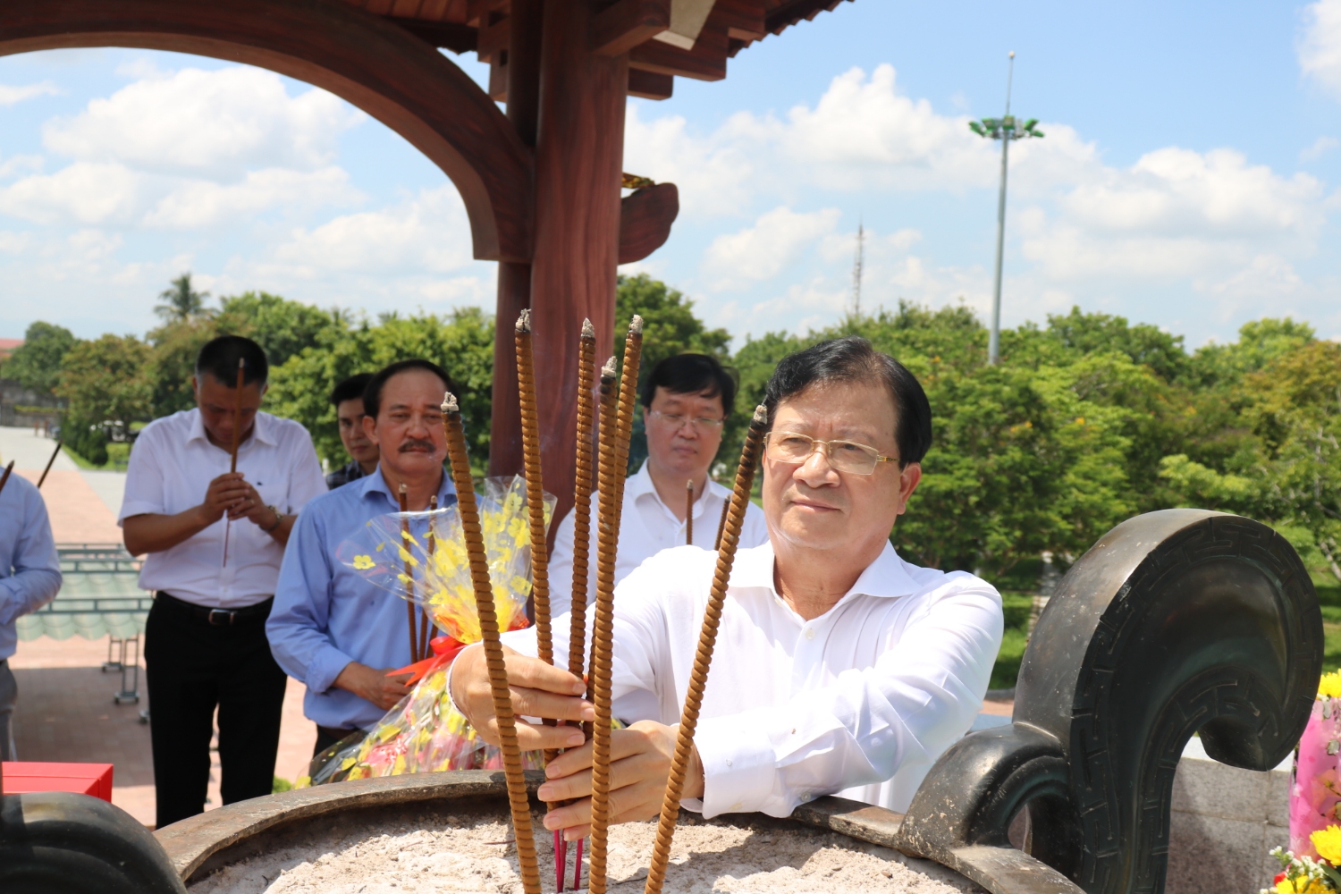 Phó Thủ tướng Trịnh Đình Dũng dâng hương tại Thành cổ Quảng Trị