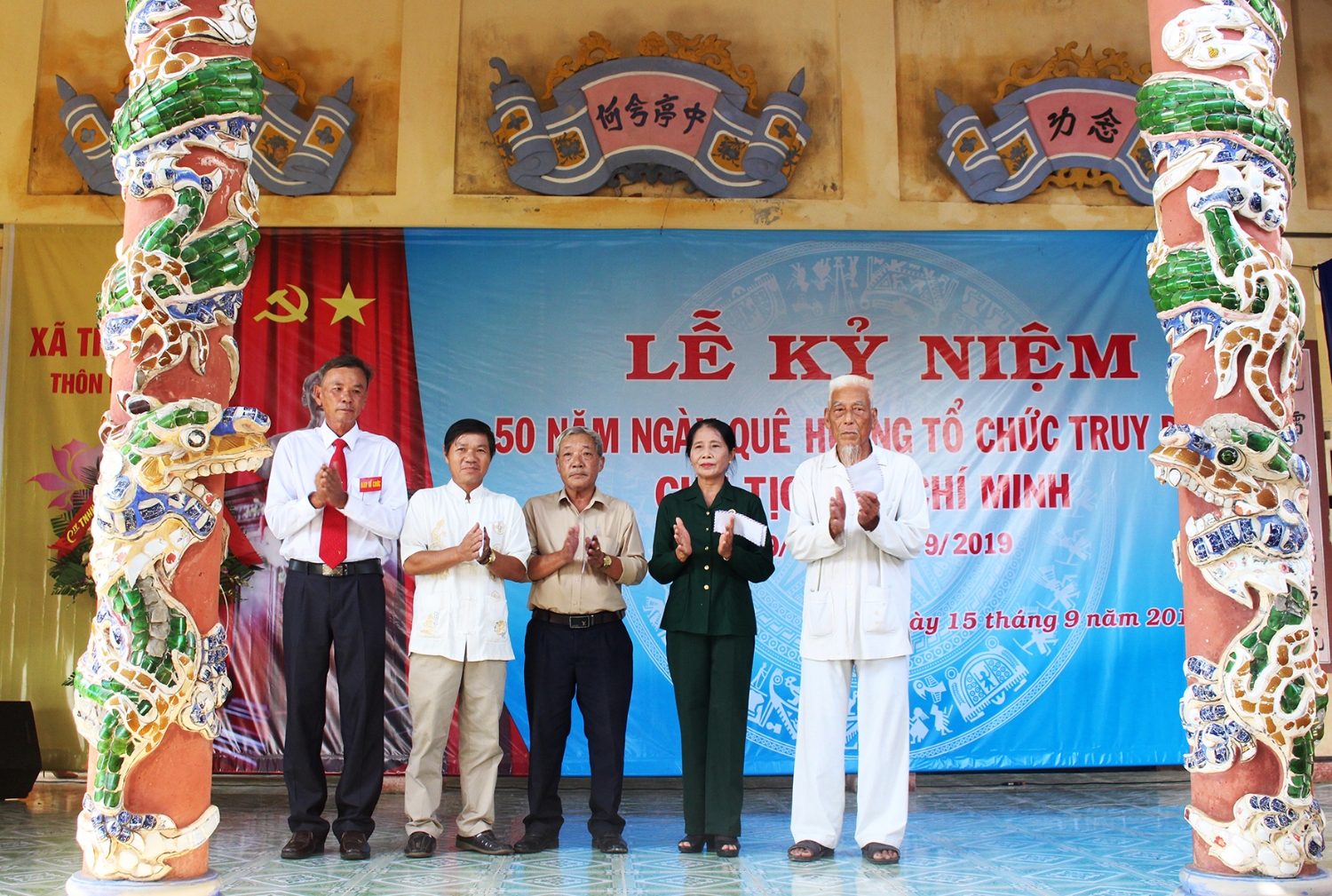 Trao quà cho các cán bộ và thân nhân đã tham gia tổ chức Lễ truy điệu Bác Hồ