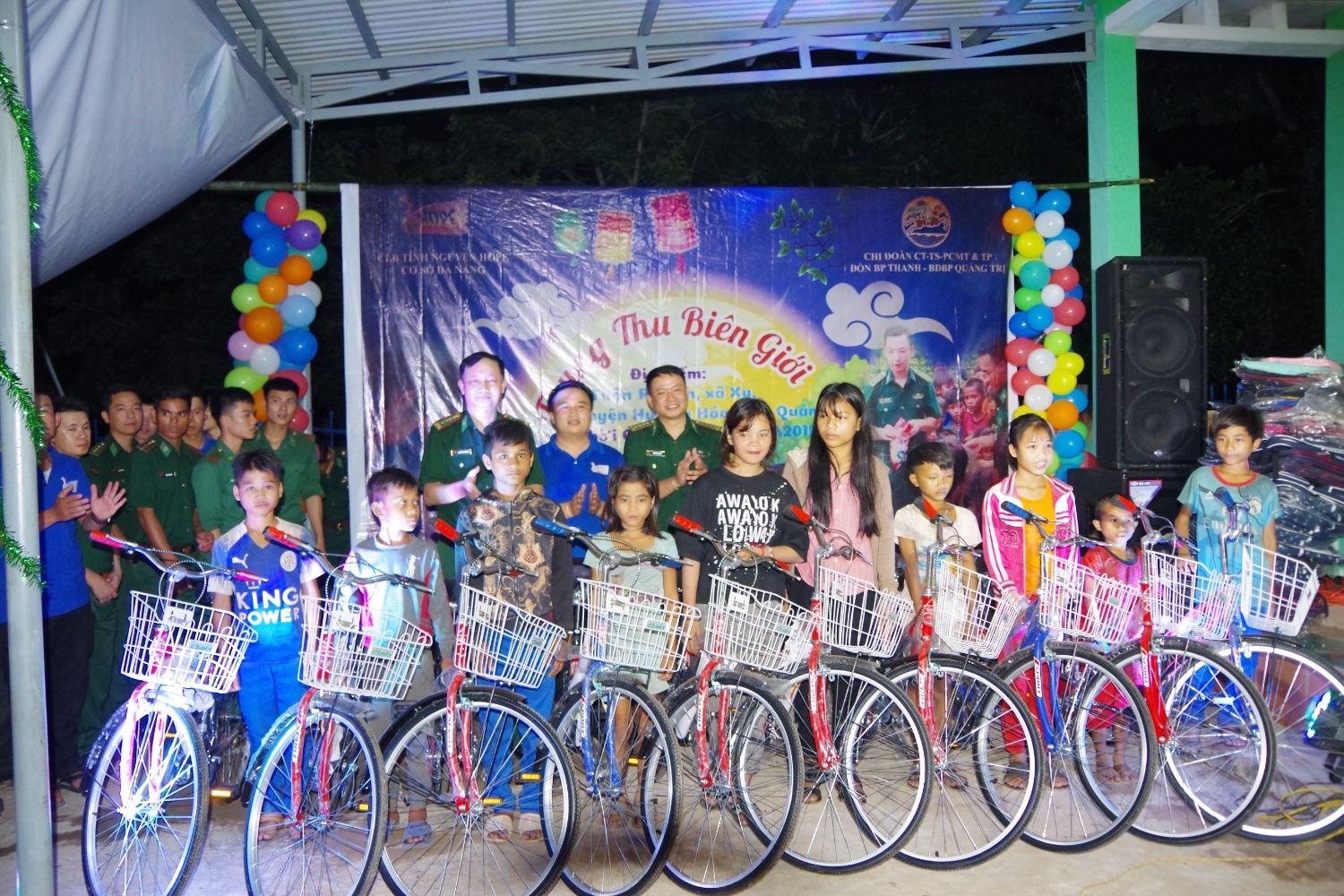 Trao xe đạp cho các em nhỏ có hoàn cảnh khó khăn