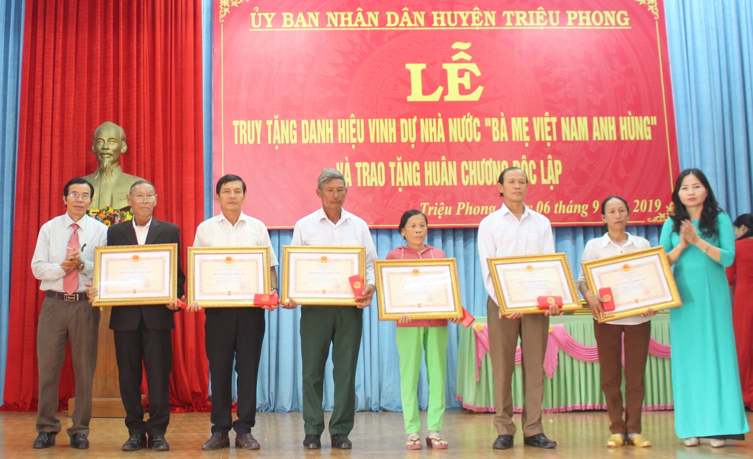 Truy tặng danh hiệu “Bà mẹ Việt Nam anh hùng” cho các bà mẹ tại buổi lễ