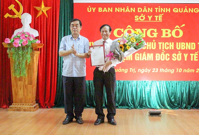 Chủ tịch UBND tỉnh Quảng Trị Nguyễn Đức Chính trao quyết định bổ nhiệm Giám đốc Sở Y tế Quảng Trị Đỗ Văn Hùng.