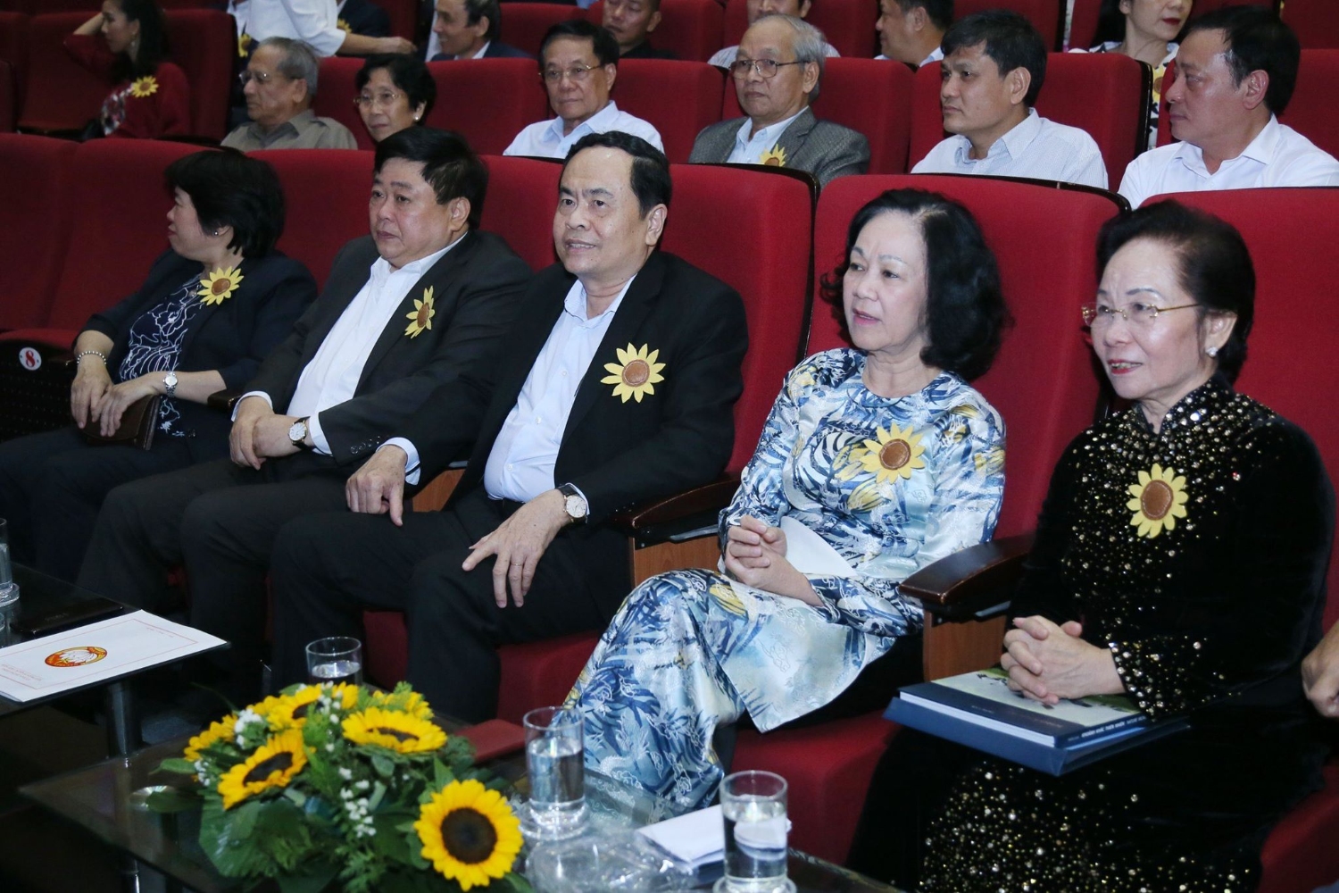 Trưởng Ban Dân vận Trung ương Trương Thị Mai, nguyên Phó Chủ tịch nước Nguyễn Thị Doan và Chủ tịch Trần Thanh Mẫn cùng các đại biểu dự chương trình.