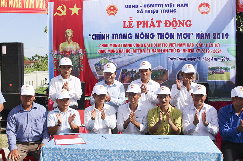 Xã Triệu Trung, Triệu Phong phát động chỉnh trang nông thôn mới. Ảnh: T.LONG