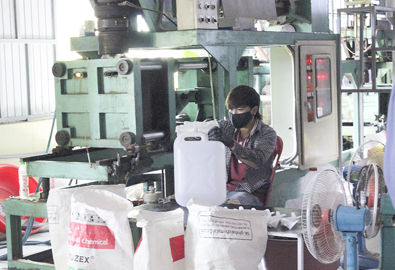 Nhiều doanh nghiệp ở Lao Bảo đầu tư máy móc, thiết bị sản xuất những mặt hàng phù hợp với thị trường