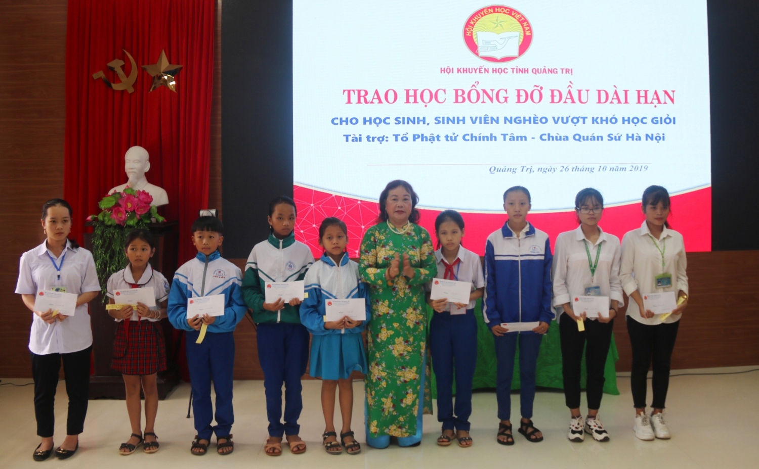 Trao học bổng đỡ đầu dài hạn cho học sinh nghèo vượt khó