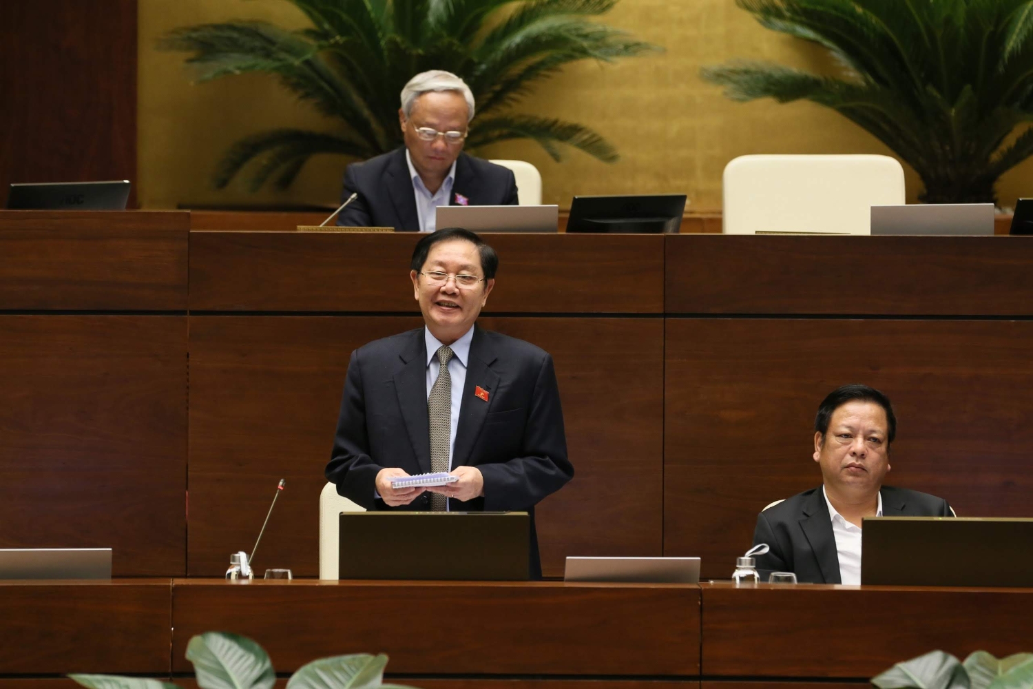 Bộ trưởng Bội Nội vụ Lê Vĩnh Tân giải trình tại Quốc hội. Ảnh: Quang Vinh.