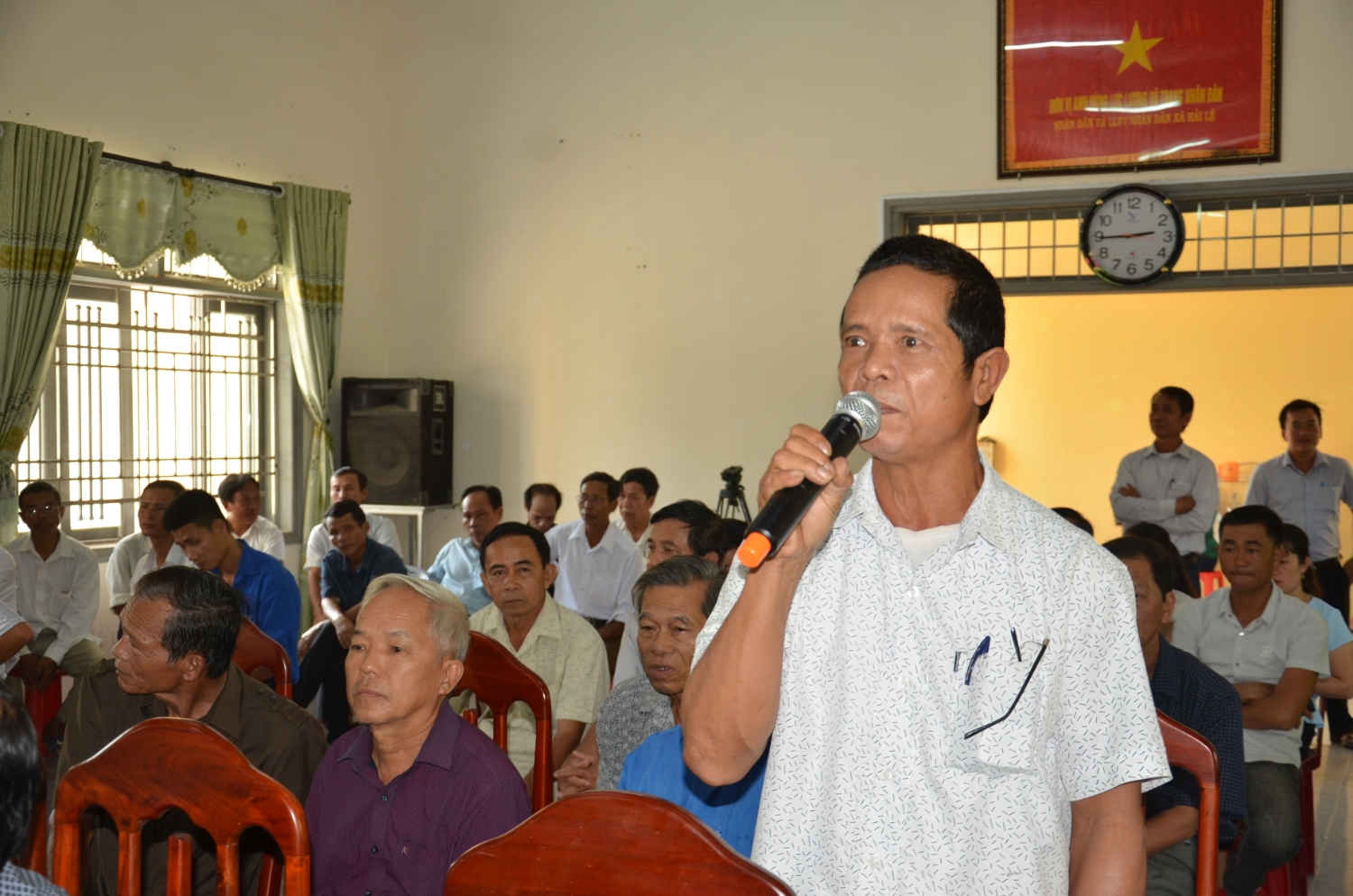 Cử tri xã Hải Lệ kiến nghị quan tâm hỗ trợ, di dời các hộ dân đang sinh sống dưới đường dây điện cao thế 500kV