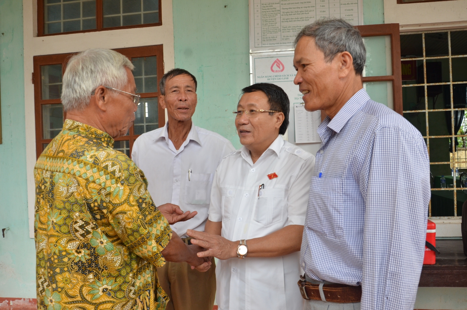 Đại biểu Hà Sỹ Đồng trò chuyện thân mật với cử tri tại xã Gio Mai