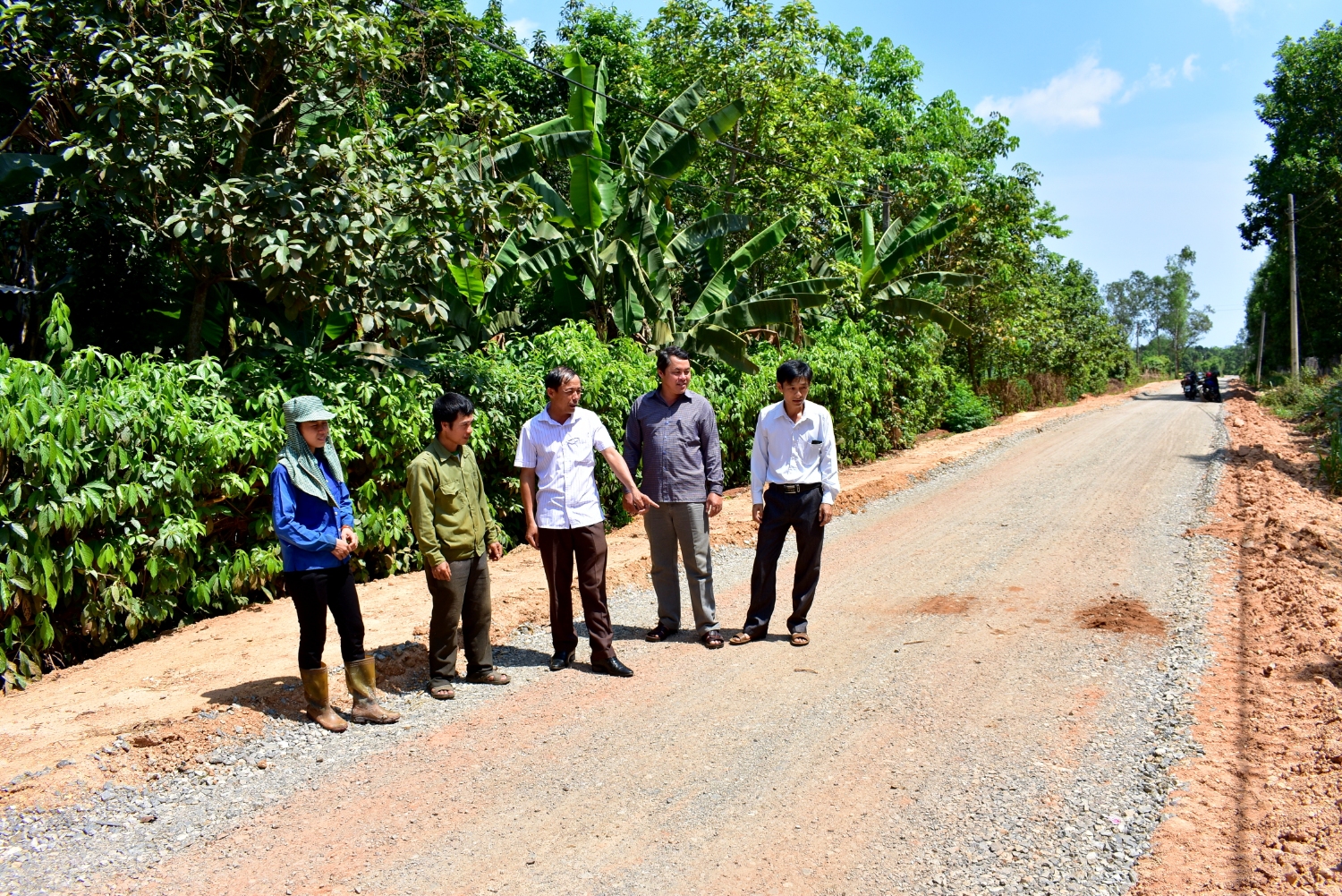 Đảng bộ, chính quyền xã Vĩnh Nam, huyện Vĩnh Linh tuyên truyền, vận động nhân dân hiến đất, hiến cây làm đường, xây dựng nông thôn mới