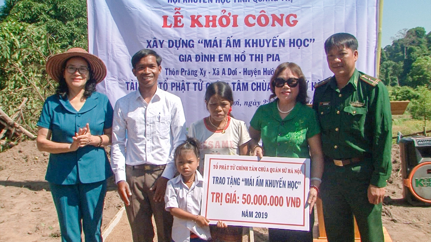 Hội Khuyến học tỉnh trao biển tượng trưng kinh phí xây dựng “Mái ấm khuyến học” cho gia đình em Hồ Thị Pia