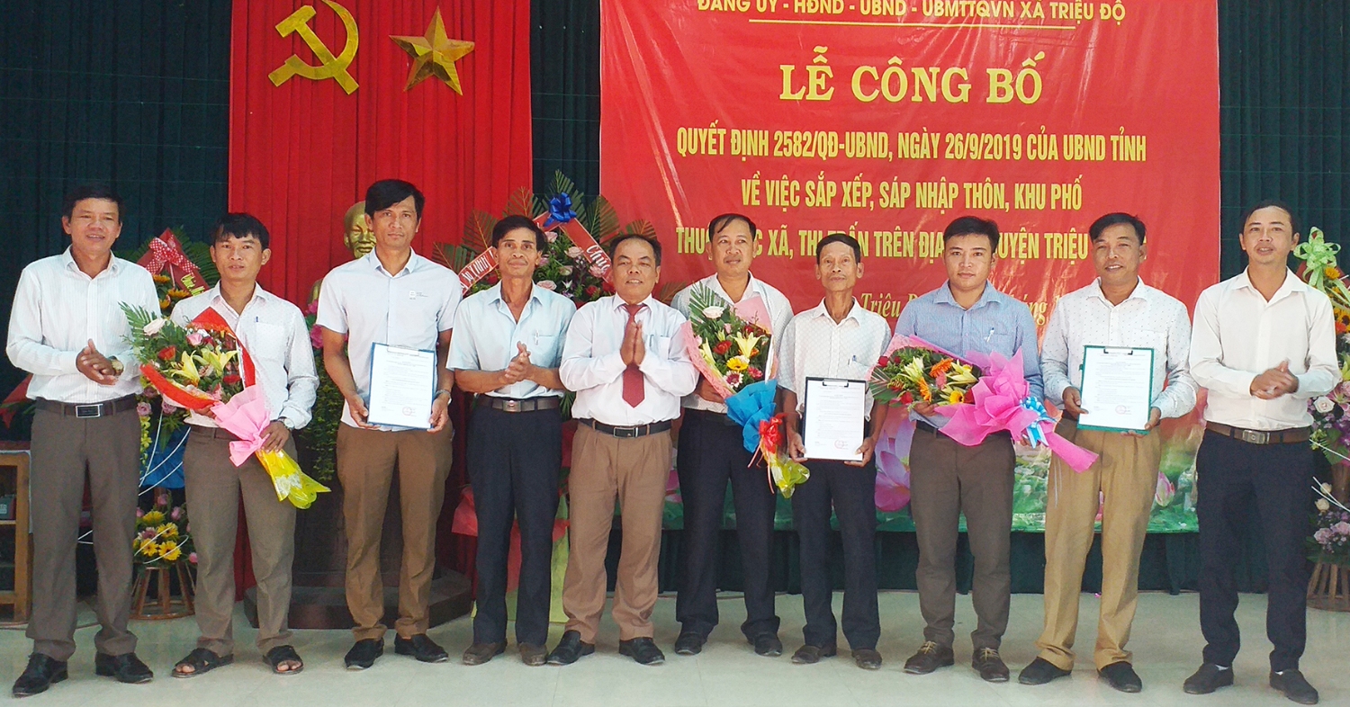 Trao quyết định cho các trưởng thôn lâm thời ở huyện Triệu Phong