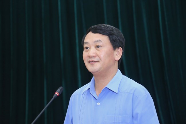 Phó Chủ tịch - Tổng Thư ký Hầu A Lềnh phát biểu tại Hội nghị.