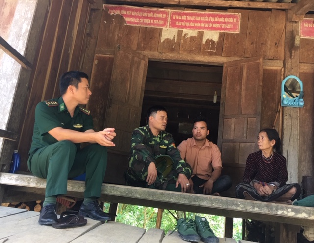 Trung tá Hồ Sỹ Hạnh (thứ 2 từ trái sang) tuyên truyền nhân dân cùng giữ vững an ninh đường biên, cột mốc