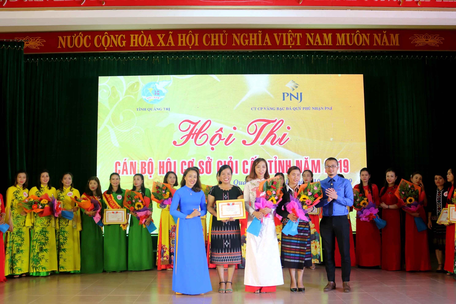 Ban tổ chức trao giải Nhất cho Đội phụ nữ huyện Đakrông