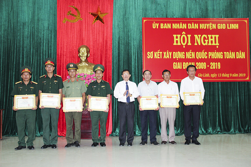 Lãnh đạo huyện Gio Linh khen thưởng các cá nhân có thành tích xuất sắc trong xây dựng nền quốc phòng toàn dân