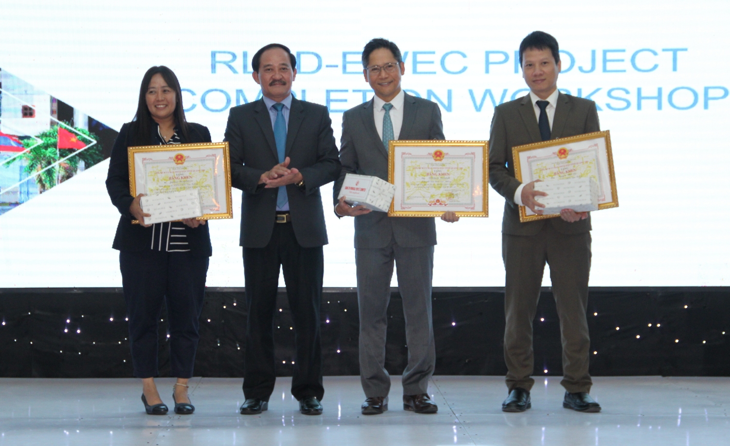 Phó Chủ tịch UBND tỉnh Nguyễn Quân Chính trao bằng khen cho 3 cá nhân của Viện Mê Kông