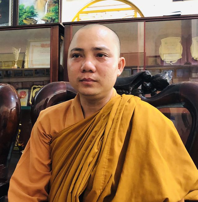 Trụ trì chùa Hồng Quang - Thầy Thích Thiện Thông đã nuôi dạy hơn 200 trẻ nhỏ có hoàn cảnh kém may mắn trong xã hội. Nhiều em sau khi trở thành chú tiểu và hoàn tục ra đời đã đi làm công nhân và có cả chú tiểu tốt nghiệp đại học.