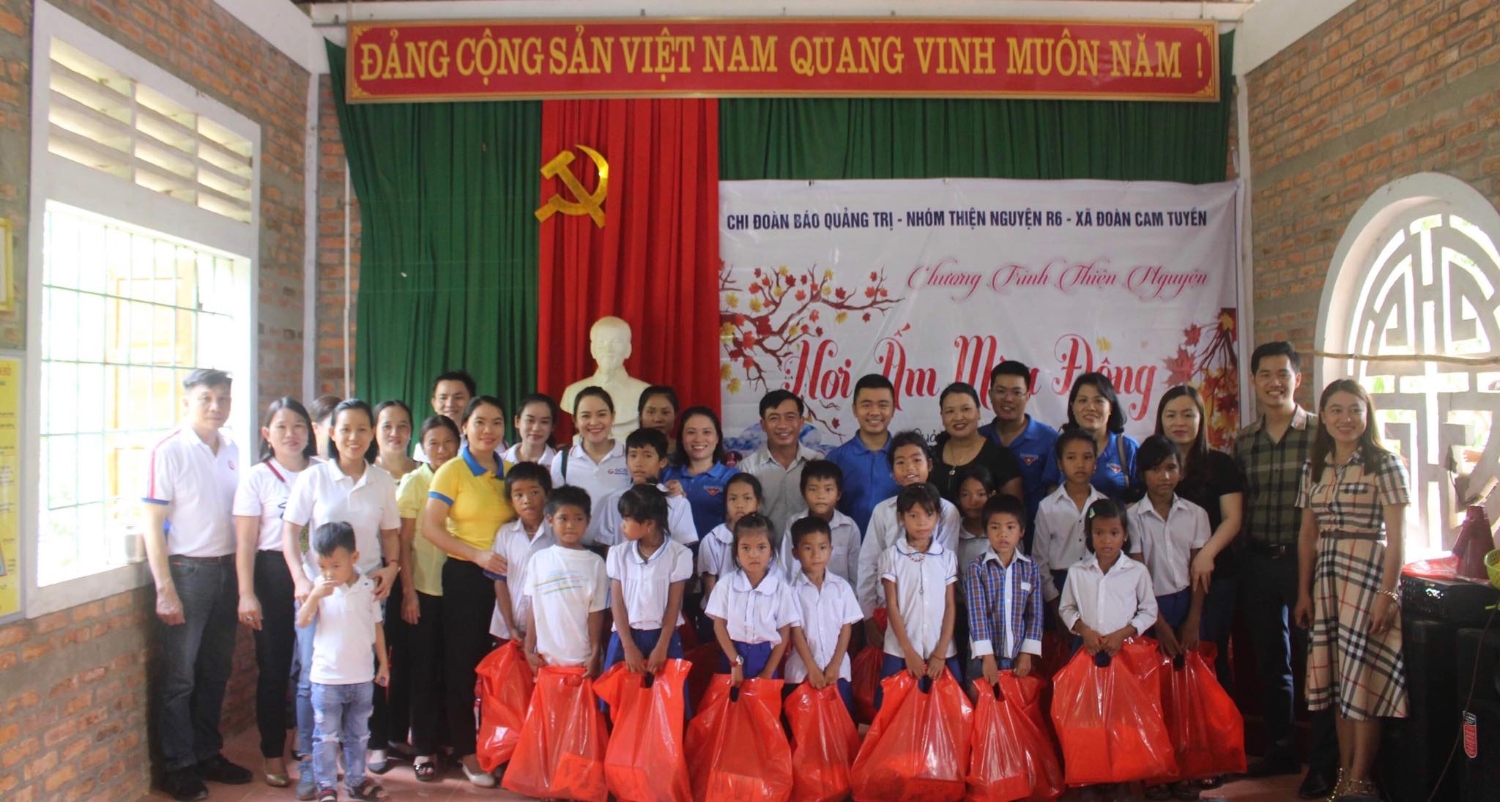 Thăm hỏi và tặng quà cho nạn nhân chất độc da cam ở xã Cam Hiếu, huyện Cam Lộ