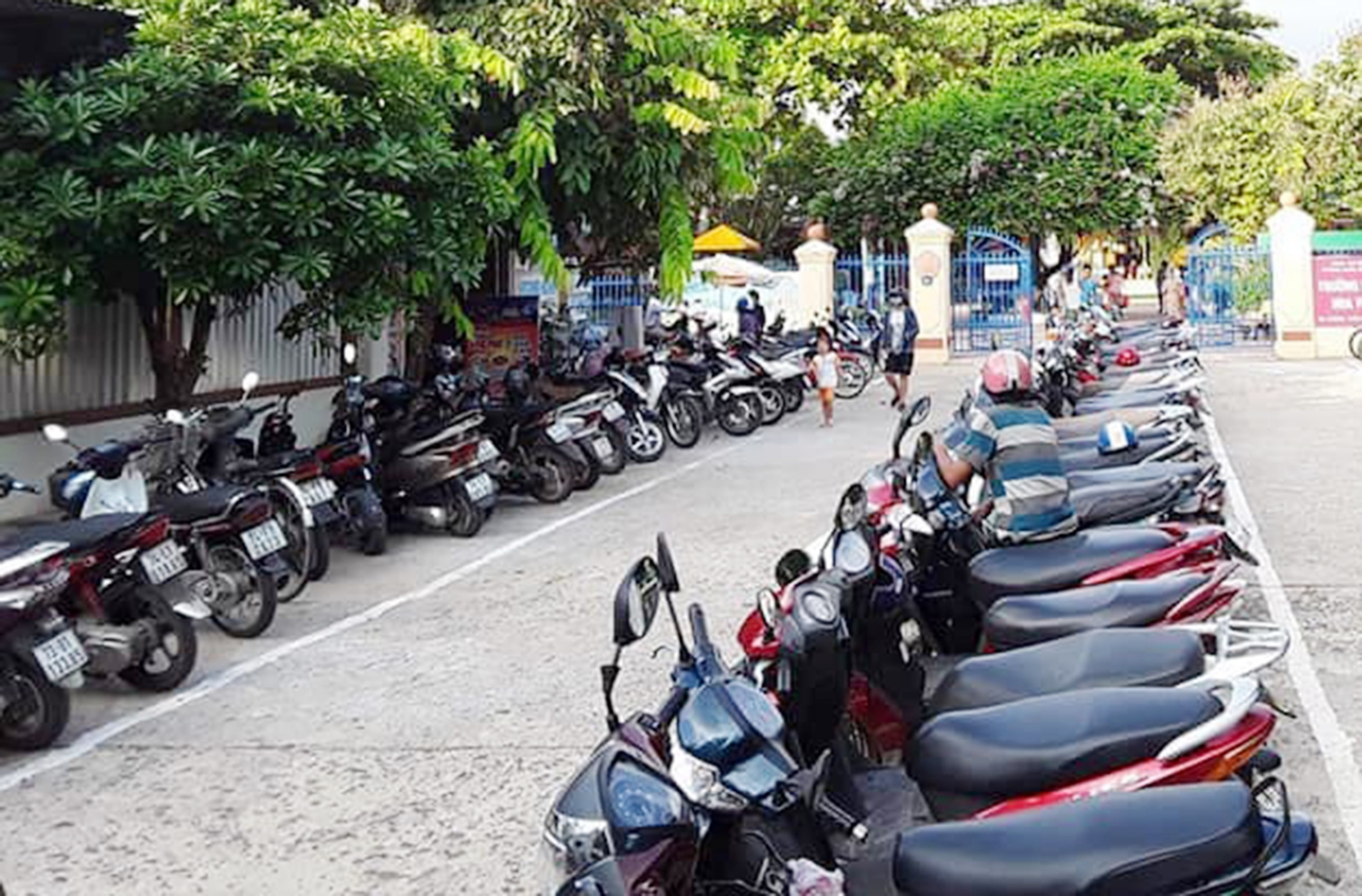 Thực hiện tốt trật tự an toàn giao thông trước cổng trường Mầm non Hoa Phượng