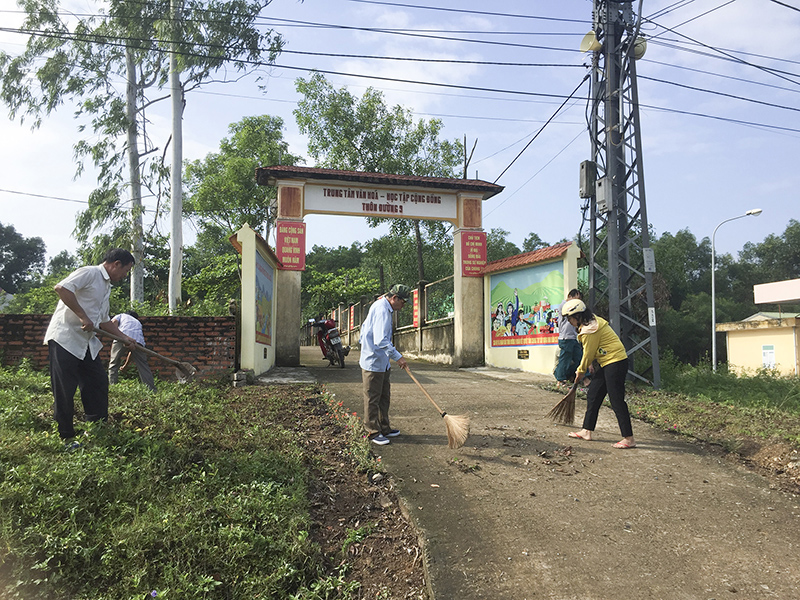 Vận động nhân dân cùng chung tay làm sạch cảnh quan môi trường, góp sức xây dựng nông thôn mới  Ảnh PV