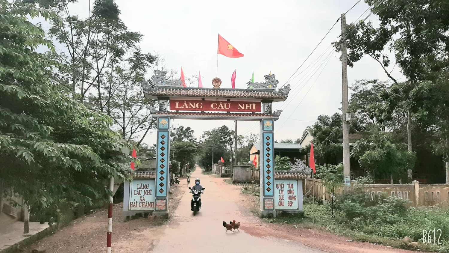 Cổng làng Câu Nhi