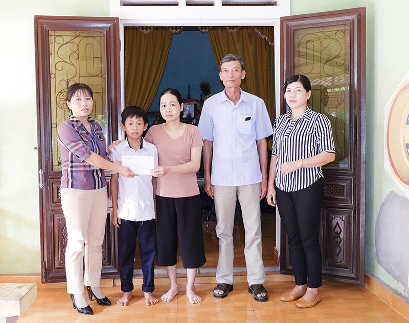 Cán bộ mặt trận xã Vĩnh Tú, Vĩnh Linh tặng quà cho những gia đình có hoàn cảnh khó khăn​