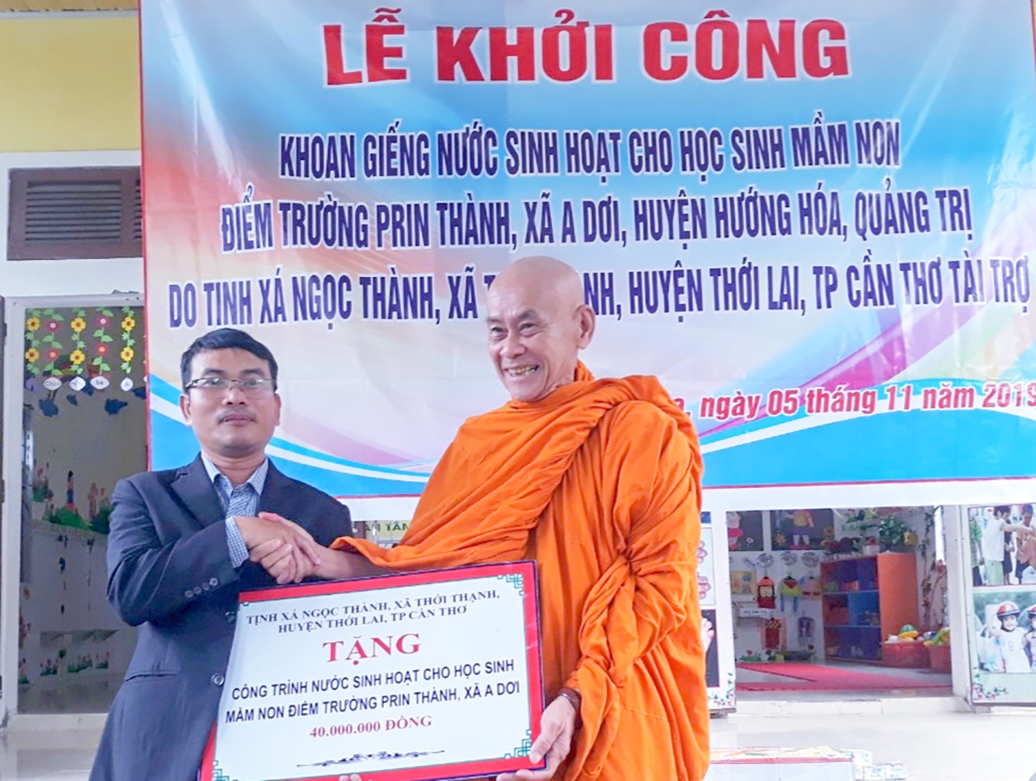 Khởi công giếng khoan tặng điểm trường mầm non Prin và tặng quà cho người dân xã A Dơi