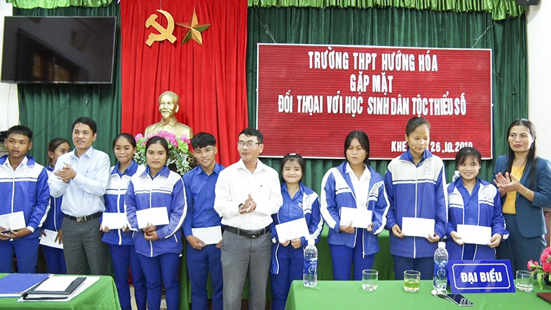 Gặp mặt, đối thoại và tặng học bổng cho học sinh người DTTS ở Trường THPT Hướng Hóa​