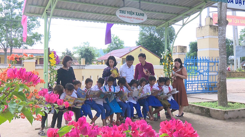 Trao tặng thư viện xanh cho Trường Tiểu học và THCS Xy