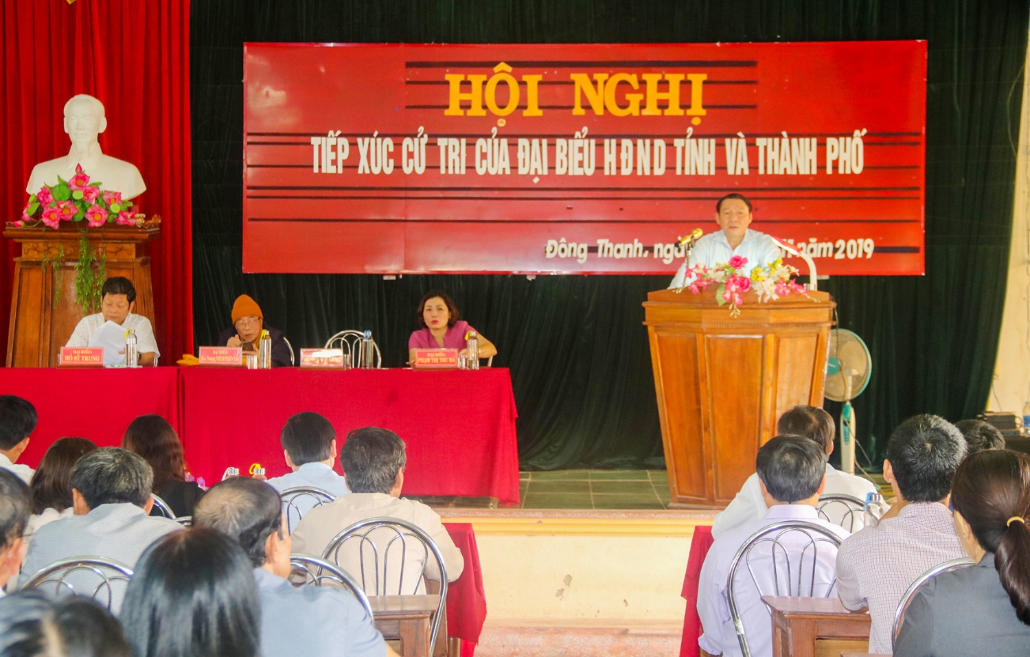 Bí thư Tỉnh ủy, Chủ tịch HĐND tỉnh Nguyễn Văn Hùng phát biểu tại buổi tiếp xúc với cử tri phường Đông Thanh-Ảnh: T.N.B​