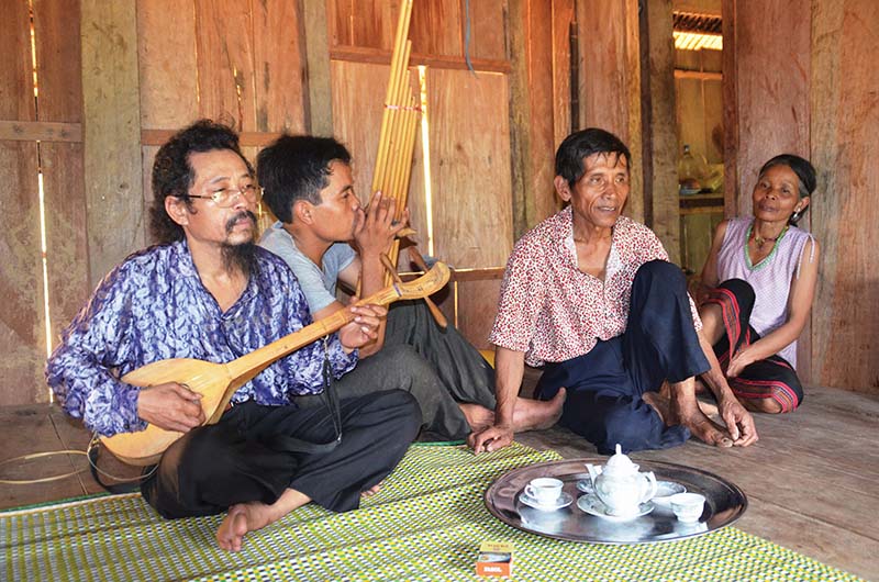 Ông Kray Sức (người ôm đàn) được xem là “Nhà nghiên cứu văn hóa dân tộc Pa Kô” với vốn tri thức hiểu biết sâu sắc của mình​