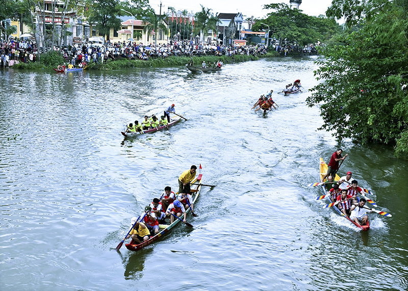 Sôi nổi hội đua thuyền nhân ngày đại đoàn kết toàn dân tộc tổ chức tại thôn Hưng Nhơn, xã Hải Hòa, huyện Hải Lăng​