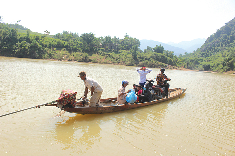 Ông Hồ Xem chở người dân qua sông Đakrông​