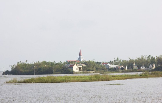 Mùa nước nổi bắt đầu từ khoảng đầu tháng 8 đến tháng 12 (dương lịch) khi nước lũ đổ về, mực nước từ các con sông dâng lên, là lúc người dân nơi đây khép lại chuyện đồng áng.