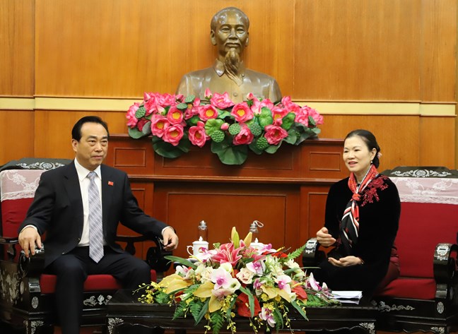 Phó Chủ tịch Trương Thị Ngọc Ánh trao đổi với ông Vương Vinh Bình, Phó Chủ tịch Chính hiệp tỉnh Giang Tô, Trung Quốc