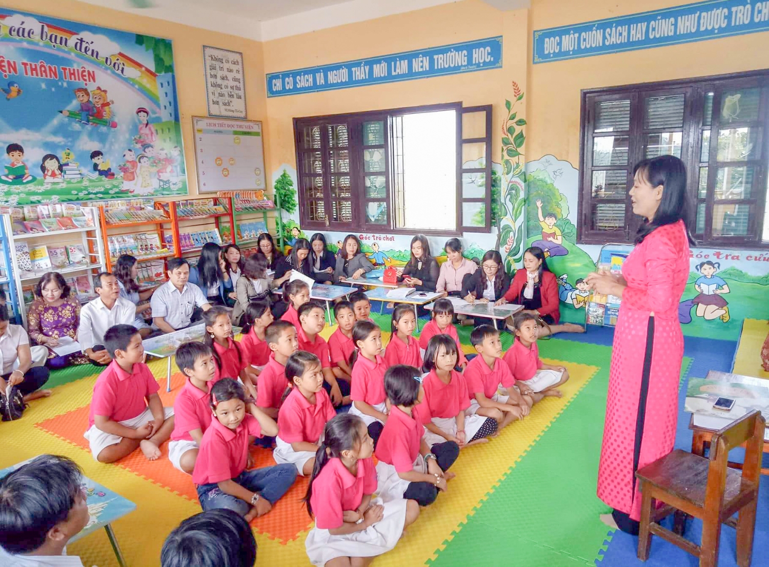 Các đại biểu tham quan hoạt động của “Thư viện thân thiện”​