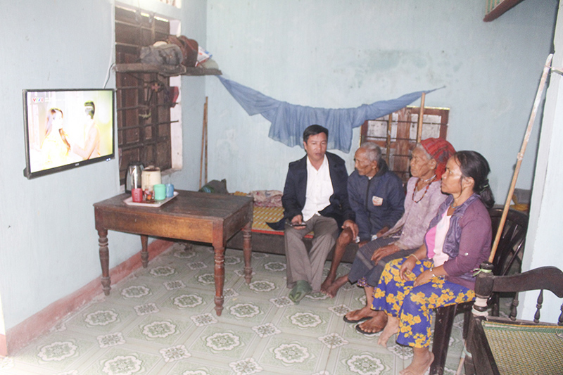 Niềm vui của gia đình ông Hồ Tà Lang khi có ti vi mới​