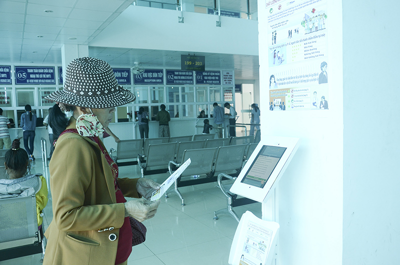 Người dân tham gia “đánh giá nóng” trên thiết bị máy tính bảng tại Bệnh viện Đa khoa tỉnh​