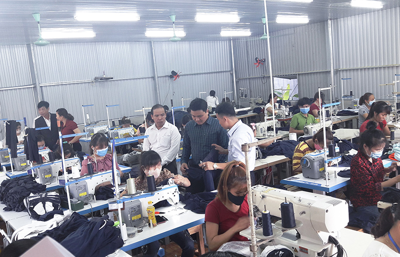 Sau khi học nghề, các lao động nông thôn đã tìm được việc làm ngay tại địa phương​