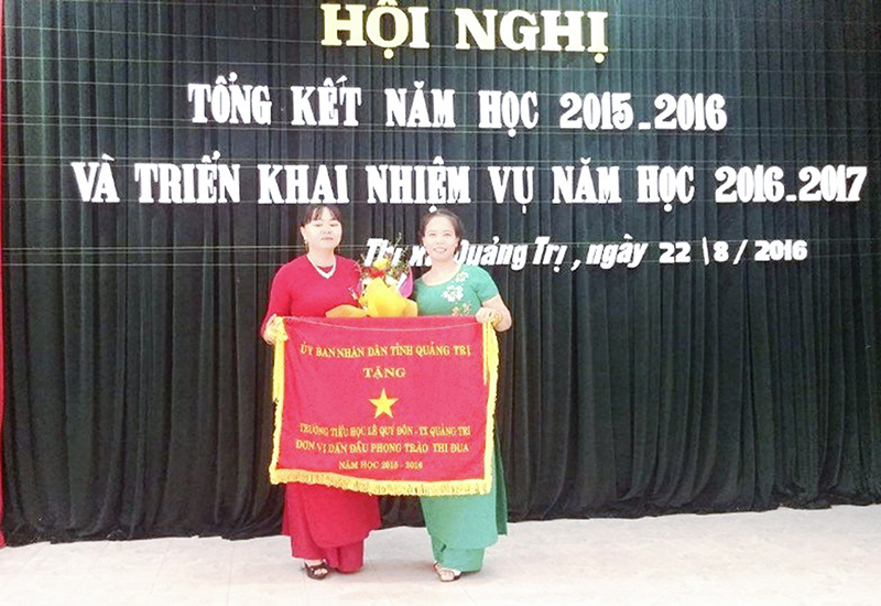 Niềm vui lớn nhất của chị Yến (bên phải) là được góp sức cùng Trường Tiểu học Lê Quý Đôn đạt nhiều thành tích trong công tác giảng dạy và phong trào thi đua. Ảnh do NVCC